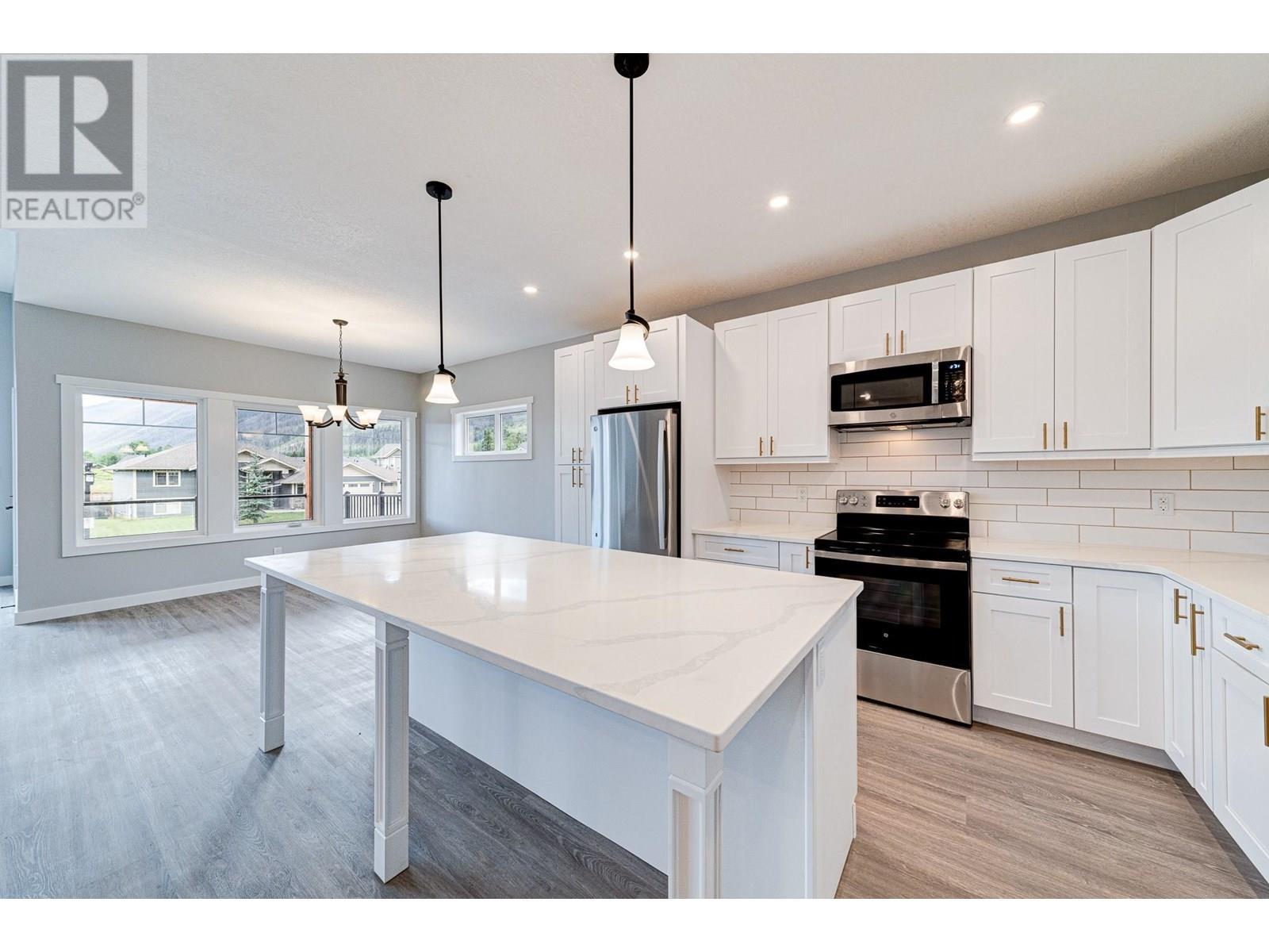 2258 Black Hawk Drive, Sparwood, BC - Indoor Photo Showing Kitchen With Double Sink With Upgraded Kitchen