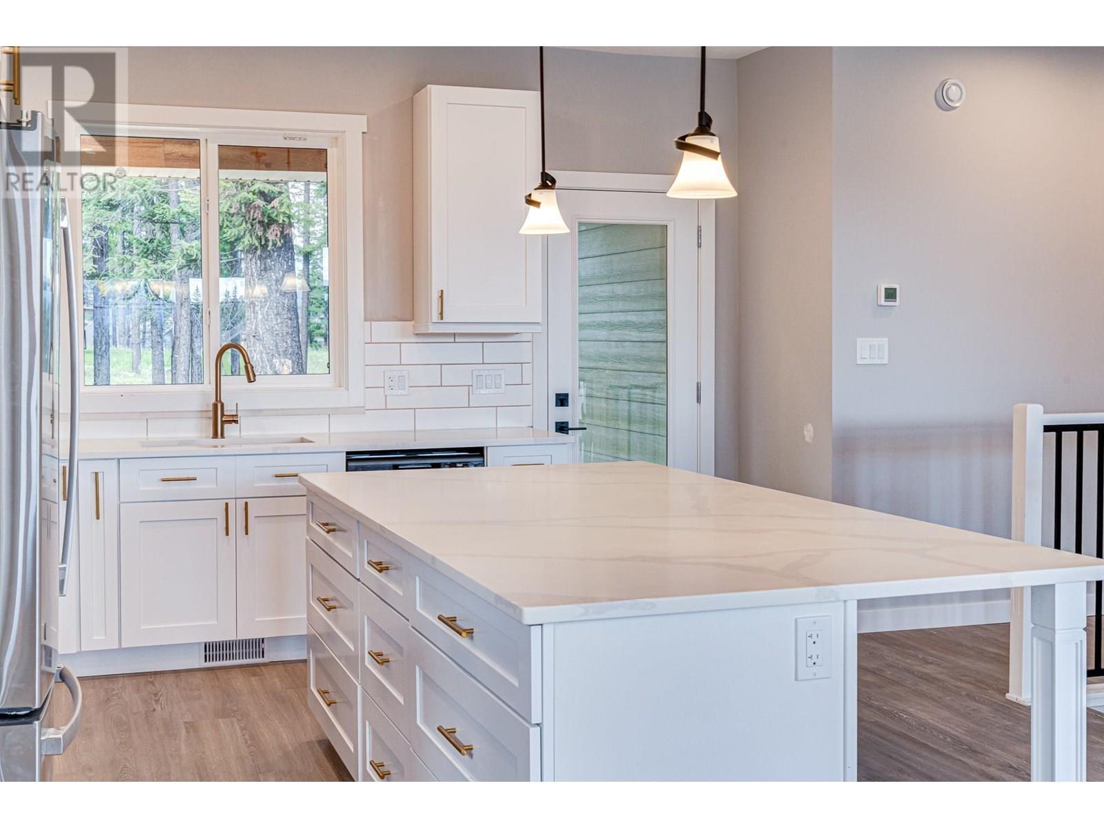 2258 Black Hawk Drive, Sparwood, BC - Indoor Photo Showing Kitchen With Upgraded Kitchen