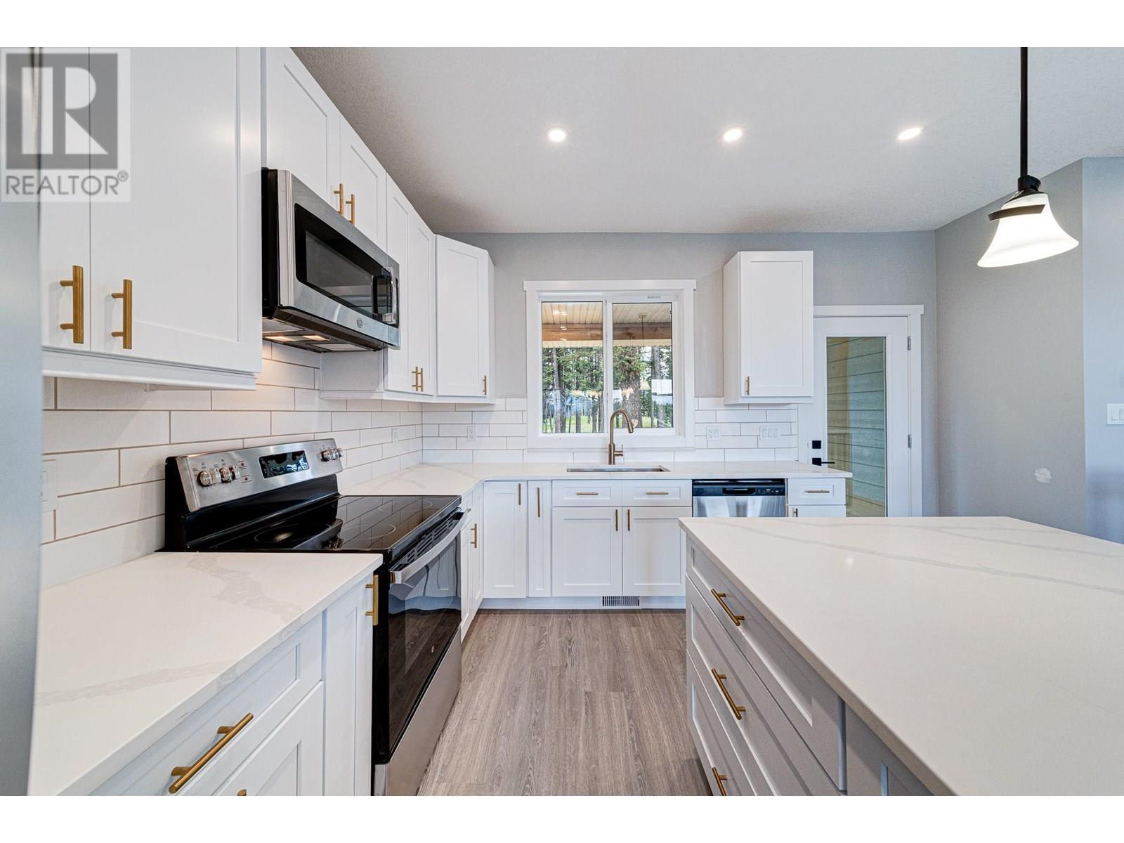 2258 Black Hawk Drive, Sparwood, BC - Indoor Photo Showing Kitchen With Upgraded Kitchen