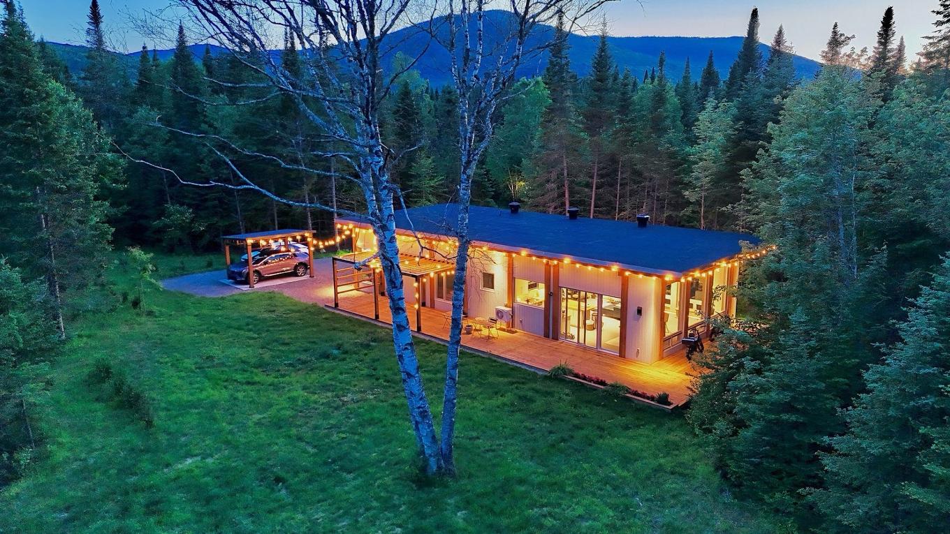 Frontage - 85 Ch. De La Paroi-Rocheuse, Lac-Supérieur, QC - Outdoor With Body Of Water