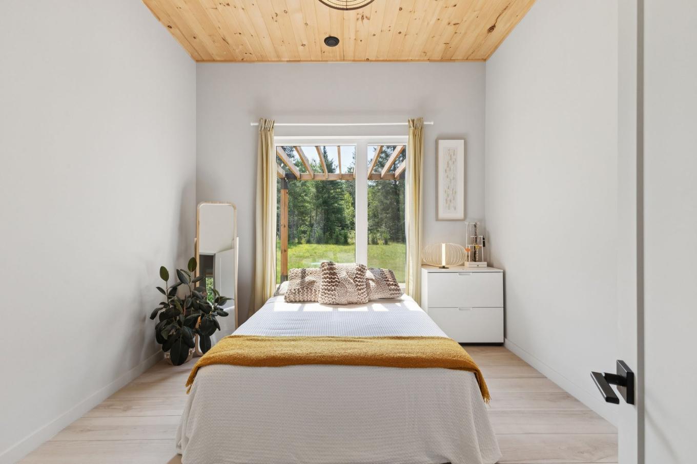 Bedroom - 85 Ch. De La Paroi-Rocheuse, Lac-Supérieur, QC - Indoor Photo Showing Bedroom