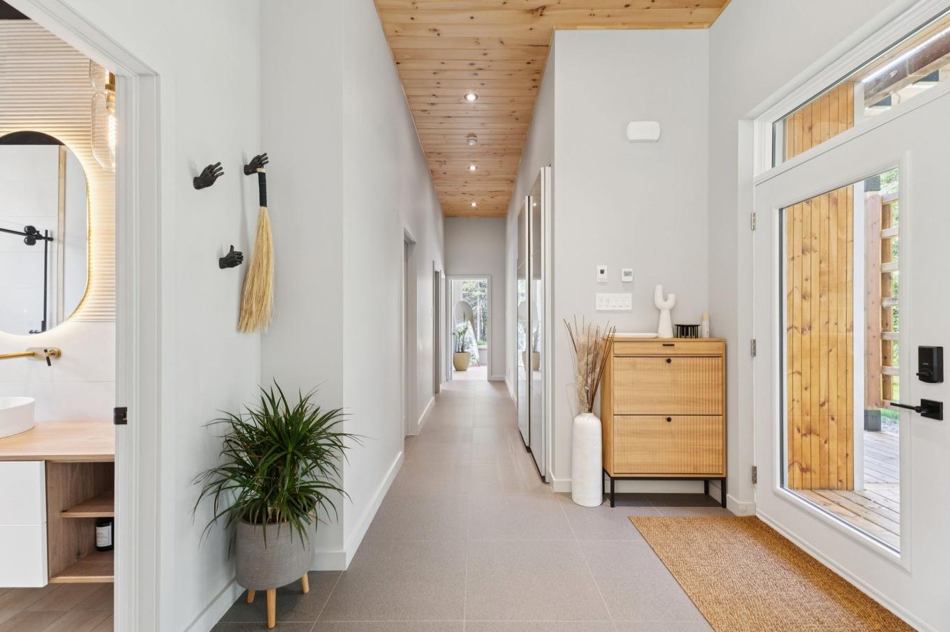 Passageway - 85 Ch. De La Paroi-Rocheuse, Lac-Supérieur, QC - Indoor Photo Showing Other Room