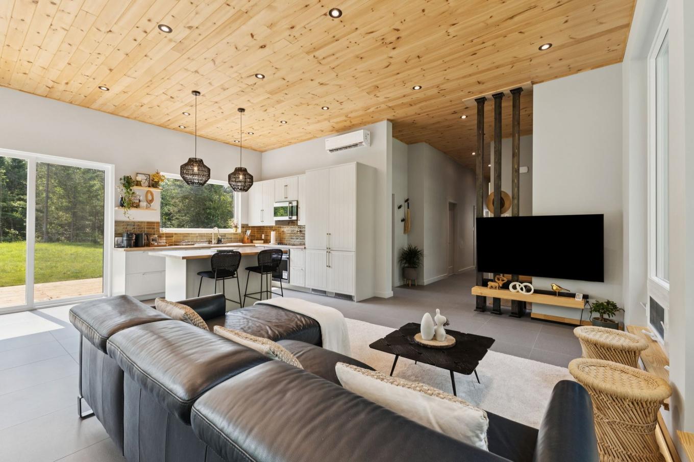 Living room - 85 Ch. De La Paroi-Rocheuse, Lac-Supérieur, QC - Indoor Photo Showing Living Room