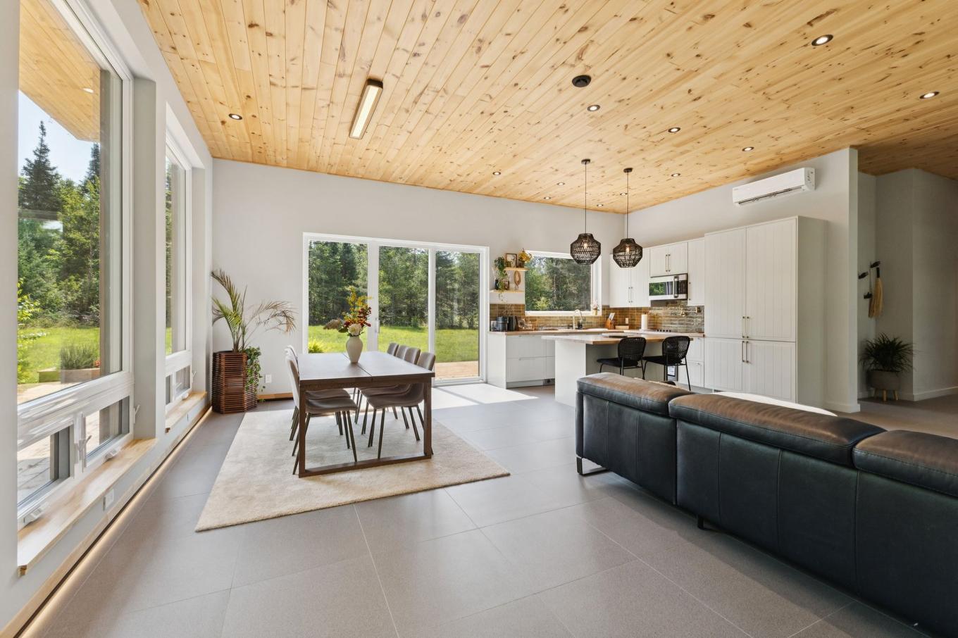 Dining room - 85 Ch. De La Paroi-Rocheuse, Lac-Supérieur, QC - Indoor Photo Showing Living Room