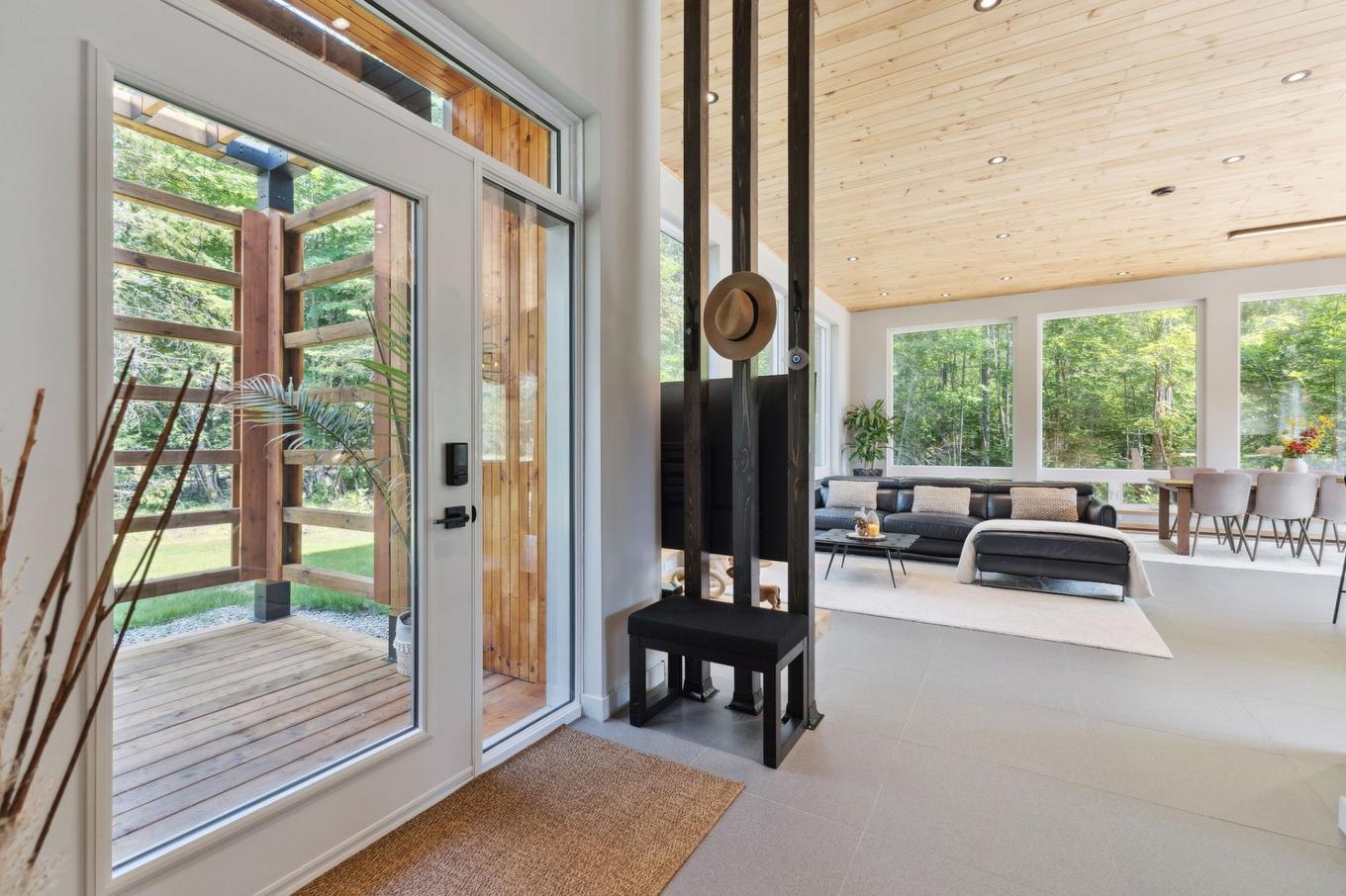 Hall - 85 Ch. De La Paroi-Rocheuse, Lac-Supérieur, QC - Indoor Photo Showing Other Room