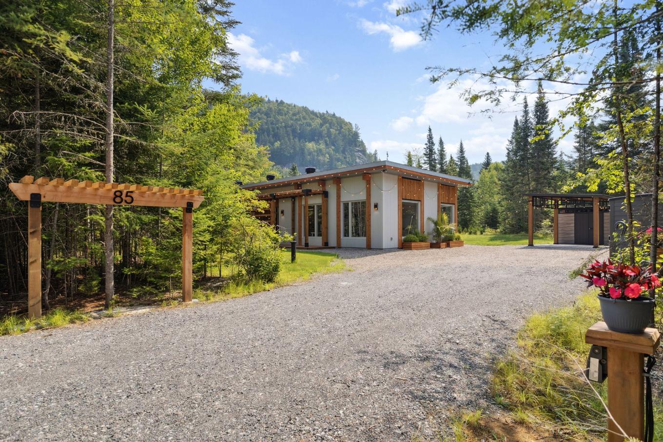 Frontage - 85 Ch. De La Paroi-Rocheuse, Lac-Supérieur, QC - Outdoor