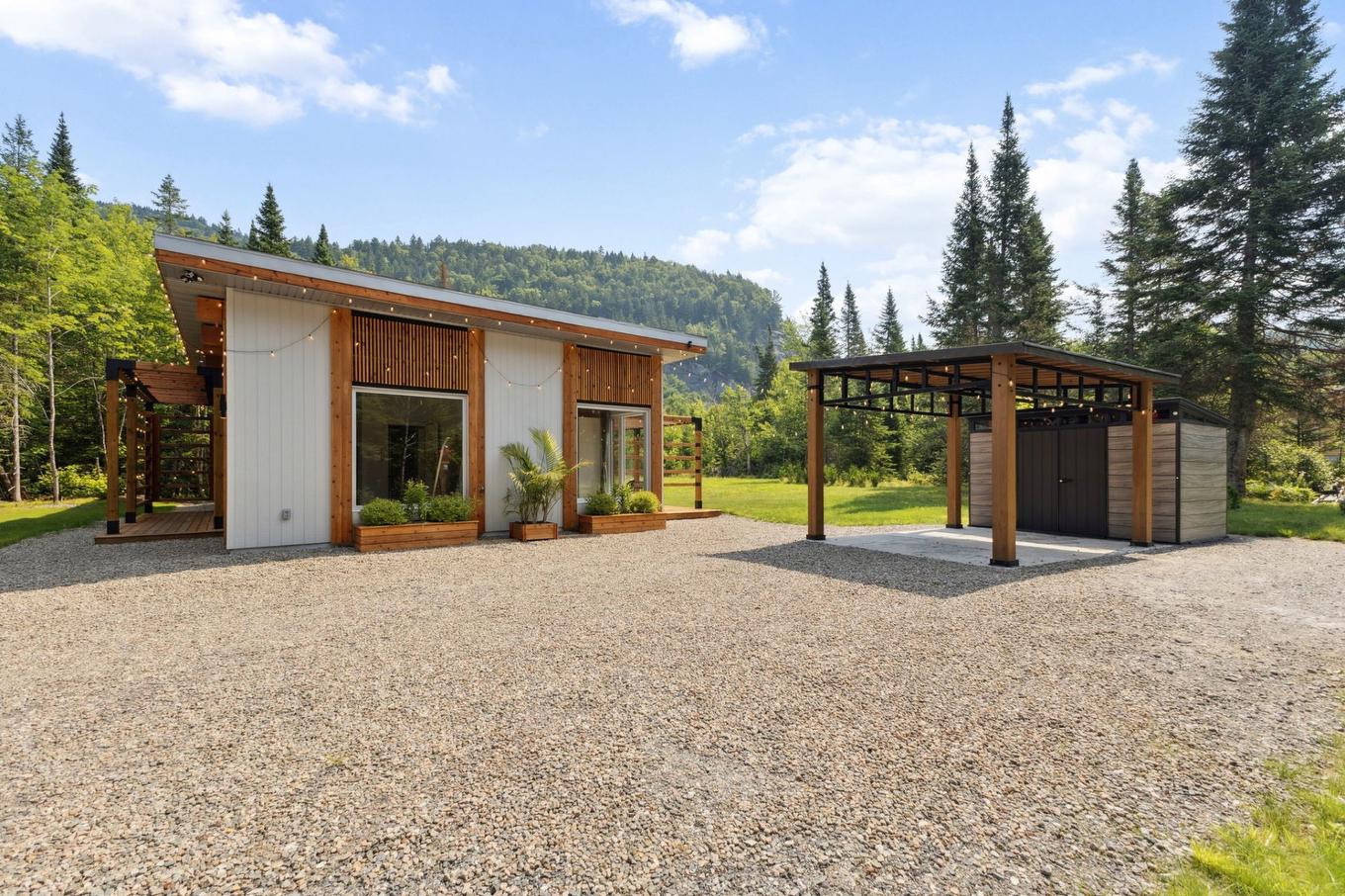 Frontage - 85 Ch. De La Paroi-Rocheuse, Lac-Supérieur, QC - Outdoor