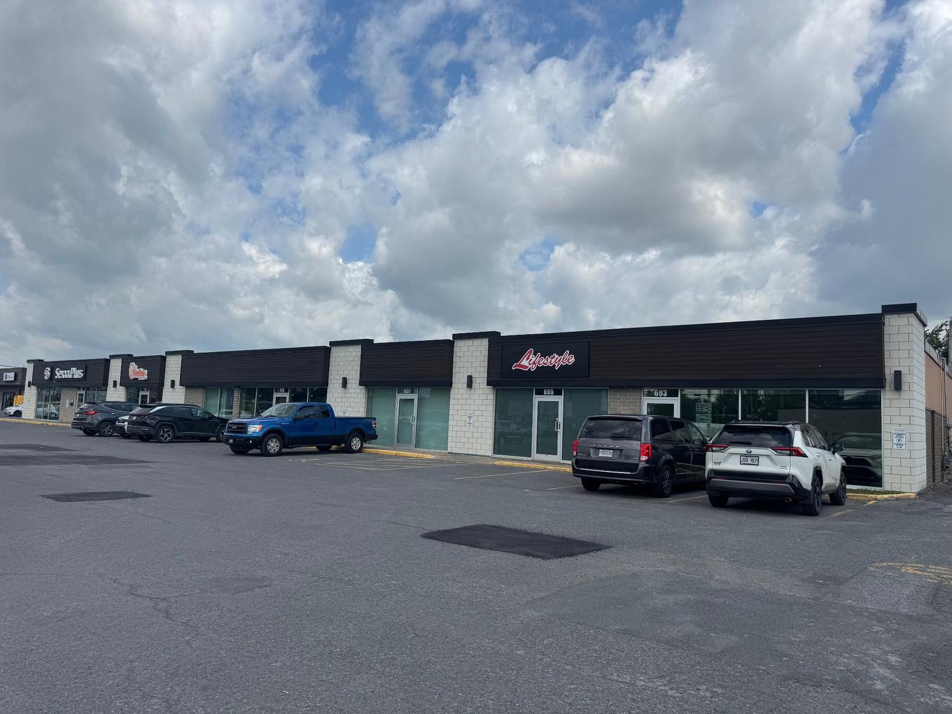 Frontage - 693 - 727 Rue St-Jacques, Saint-Jean-Sur-Richelieu, QC - Outdoor