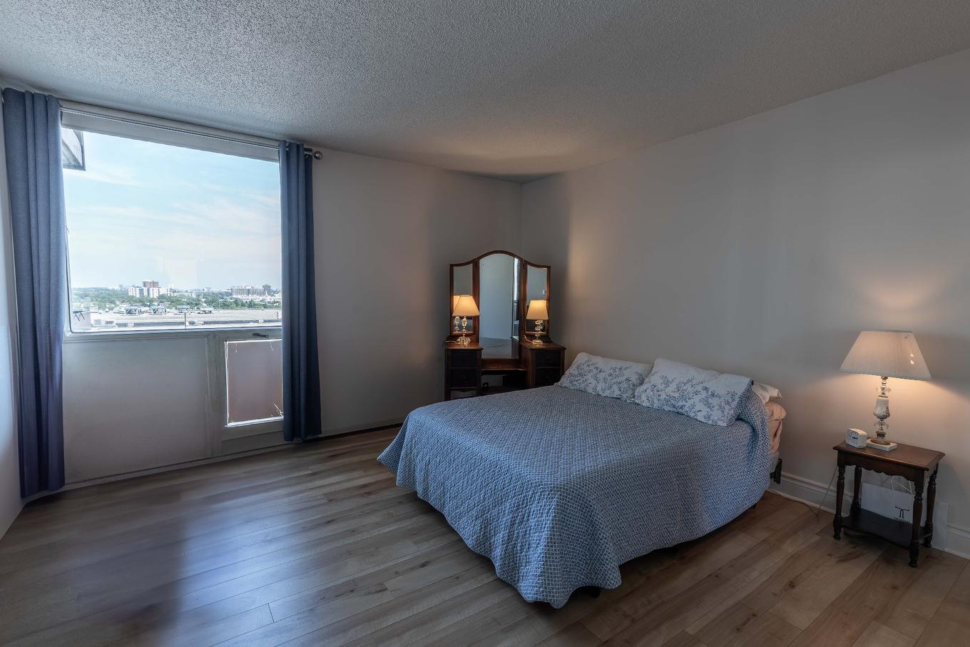 Primary bedroom - 404-295 Boul. St-Joseph, Gatineau (Hull), QC - Indoor Photo Showing Bedroom