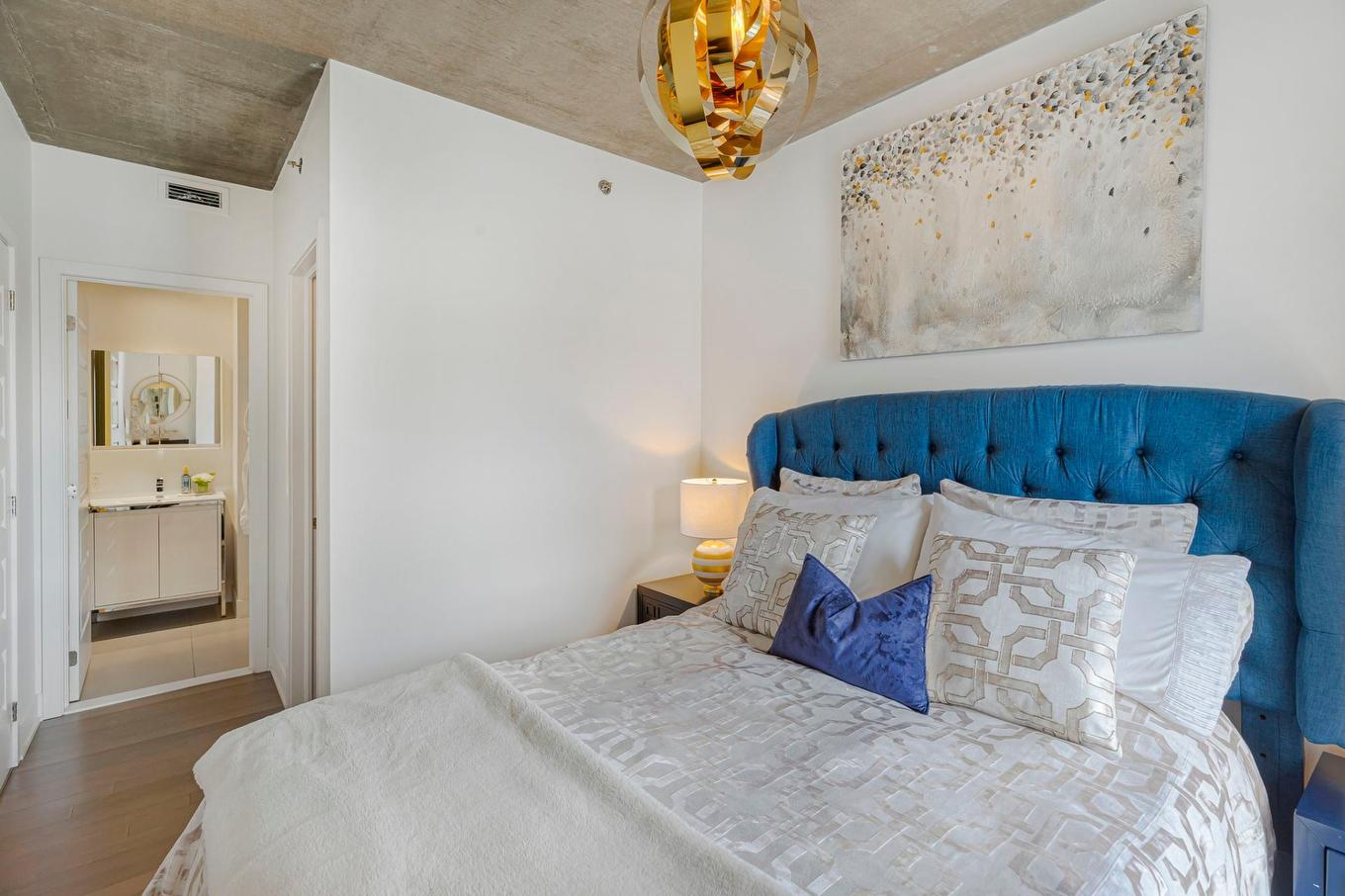 Primary bedroom - 511-2335 Ch. Manella, Mont-Royal, QC - Indoor Photo Showing Bedroom