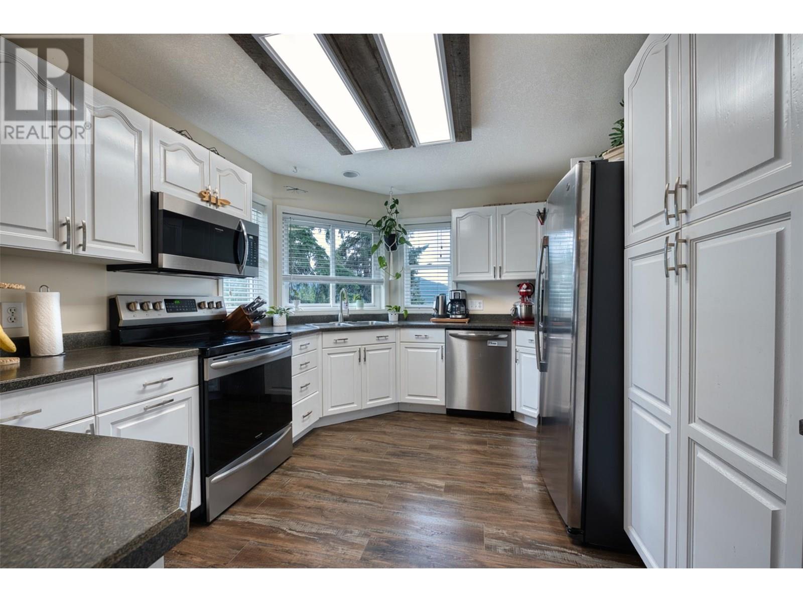 90 Mcinnes Road, Lumby, BC - Indoor Photo Showing Kitchen