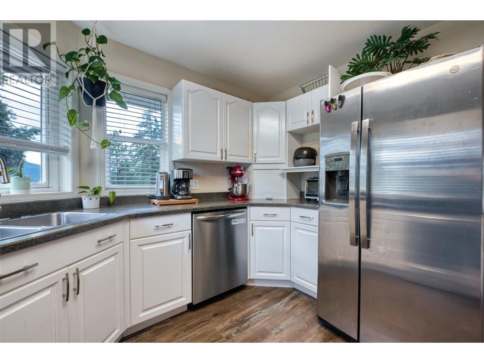 90 Mcinnes Road, Lumby, BC - Indoor Photo Showing Kitchen