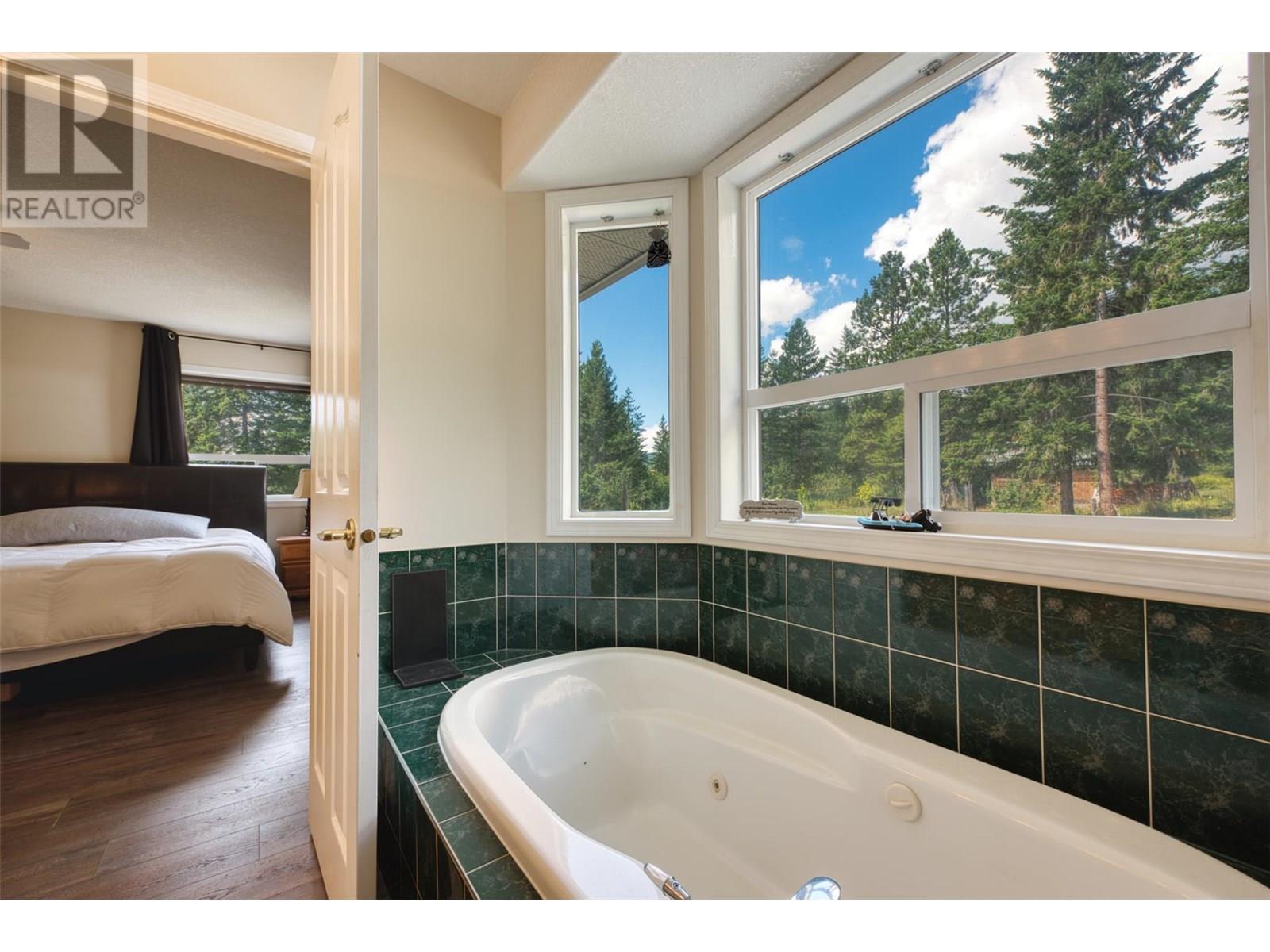 90 Mcinnes Road, Lumby, BC - Indoor Photo Showing Bathroom