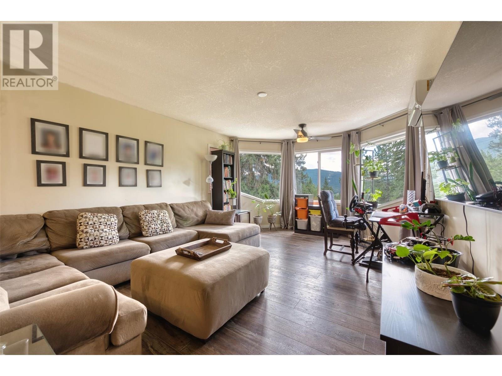 90 Mcinnes Road, Lumby, BC - Indoor Photo Showing Living Room