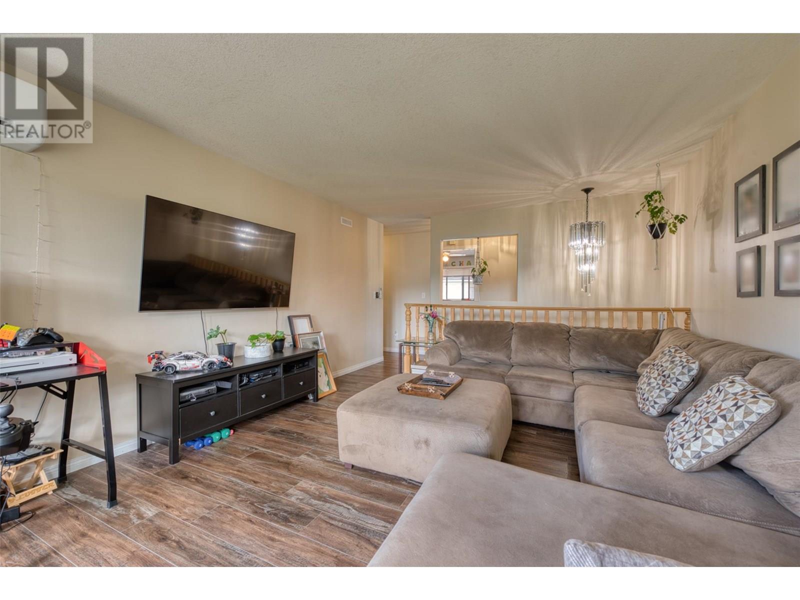 90 Mcinnes Road, Lumby, BC - Indoor Photo Showing Living Room