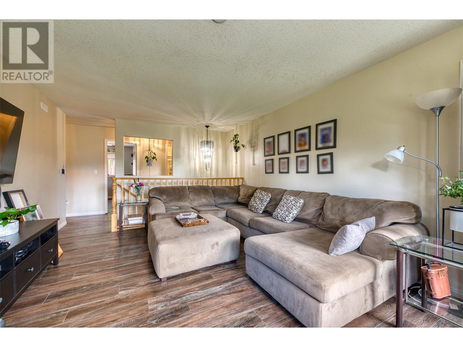 90 Mcinnes Road, Lumby, BC - Indoor Photo Showing Living Room