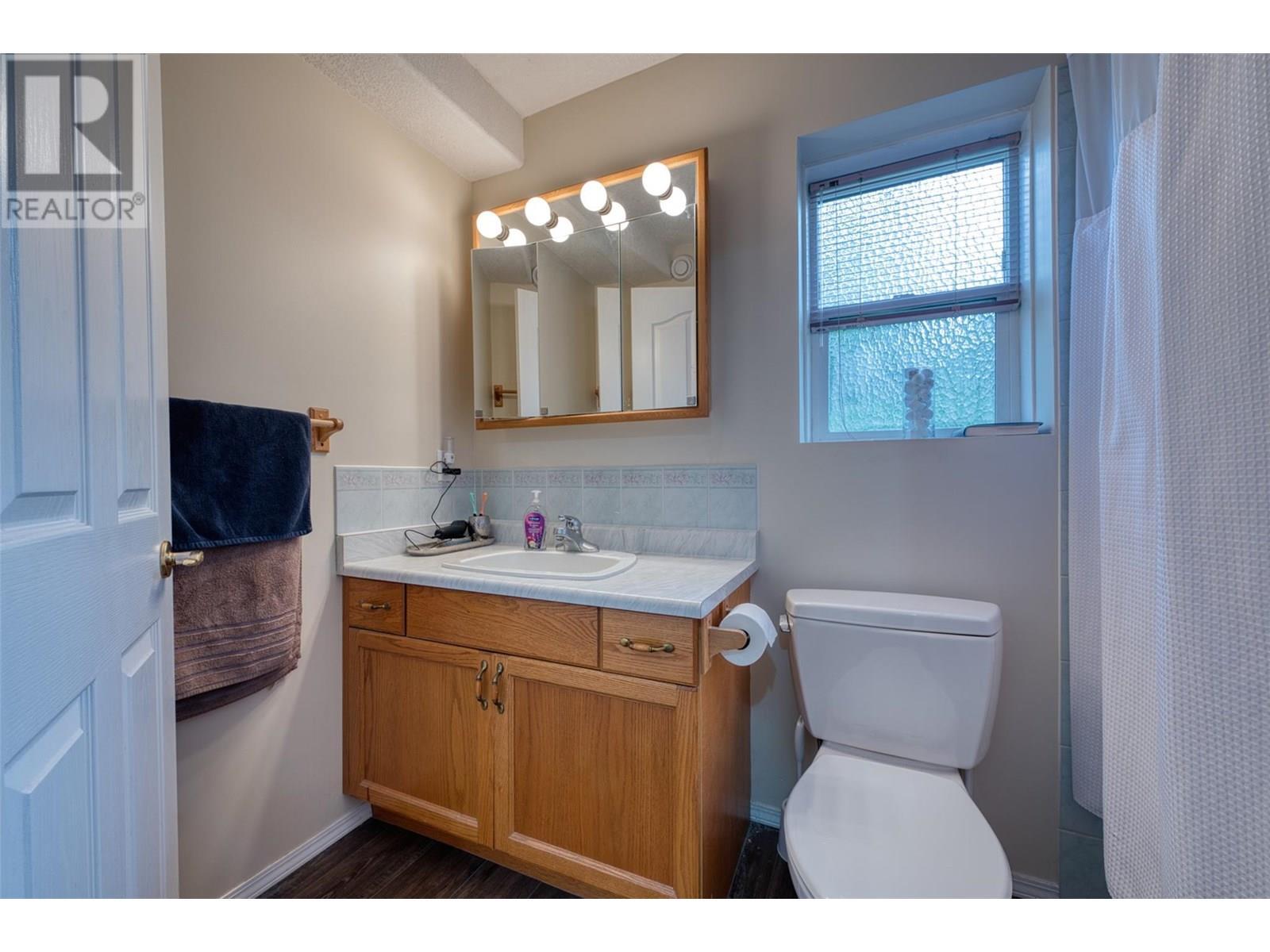 90 Mcinnes Road, Lumby, BC - Indoor Photo Showing Bathroom