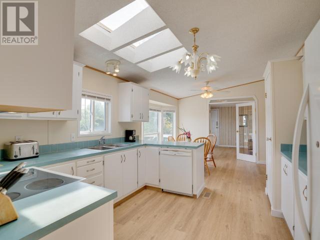 201-7575 Duncan Street, Powell River, BC - Indoor Photo Showing Kitchen With Double Sink