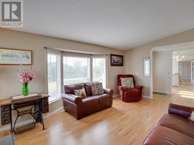 201-7575 Duncan Street, Powell River, BC - Indoor Photo Showing Living Room