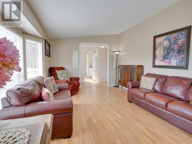 201-7575 Duncan Street, Powell River, BC - Indoor Photo Showing Living Room