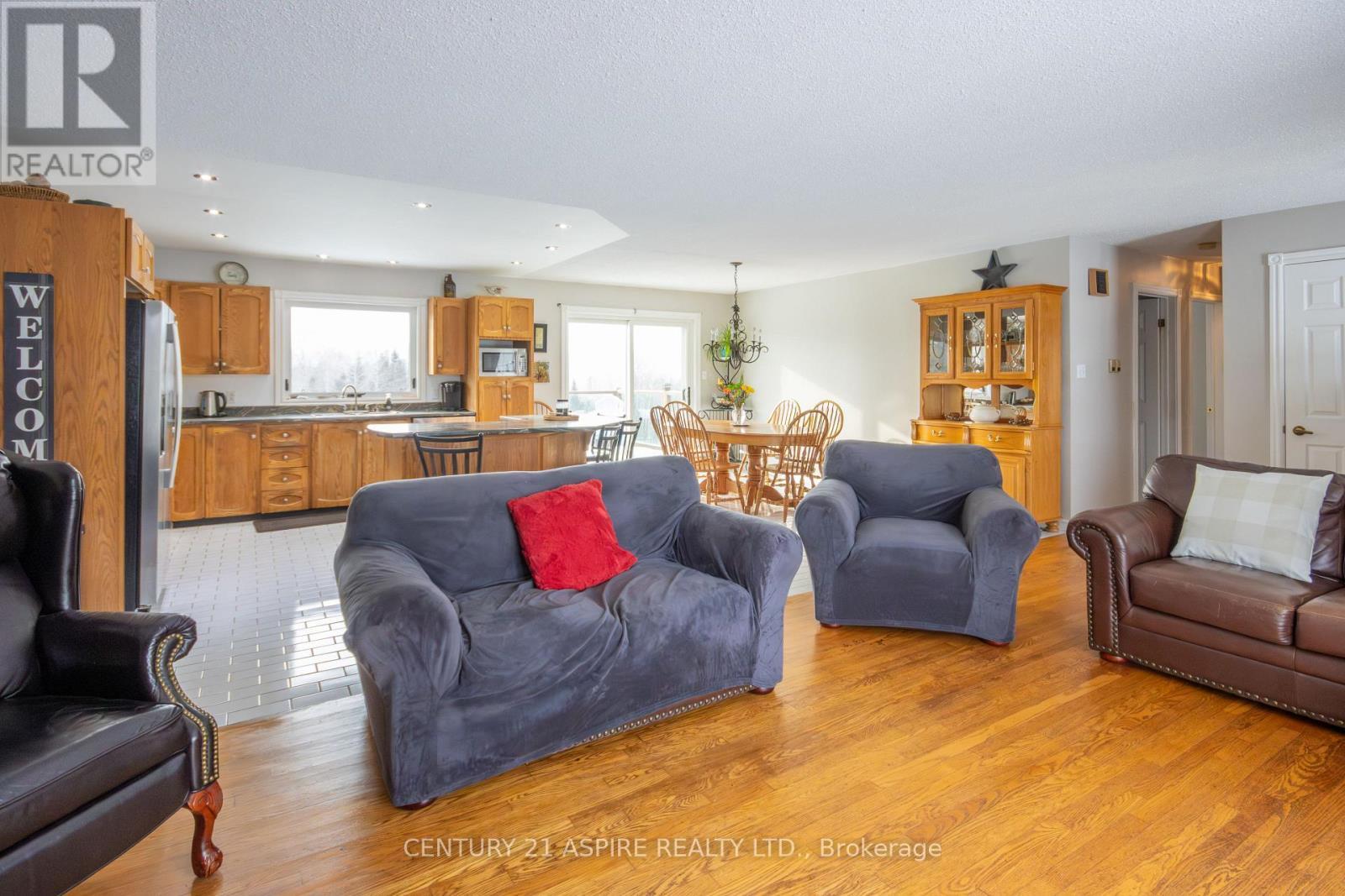 2112 Schutt Road, Brudenell, Lyndoch And Raglan, ON - Indoor Photo Showing Living Room