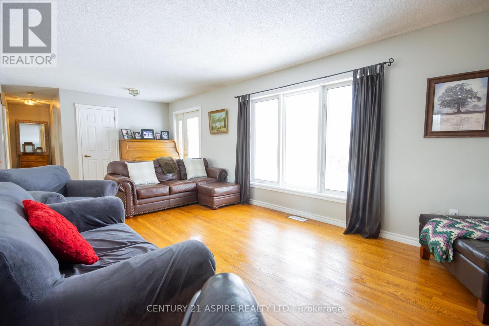 2112 Schutt Road, Brudenell, Lyndoch And Raglan, ON - Indoor Photo Showing Living Room