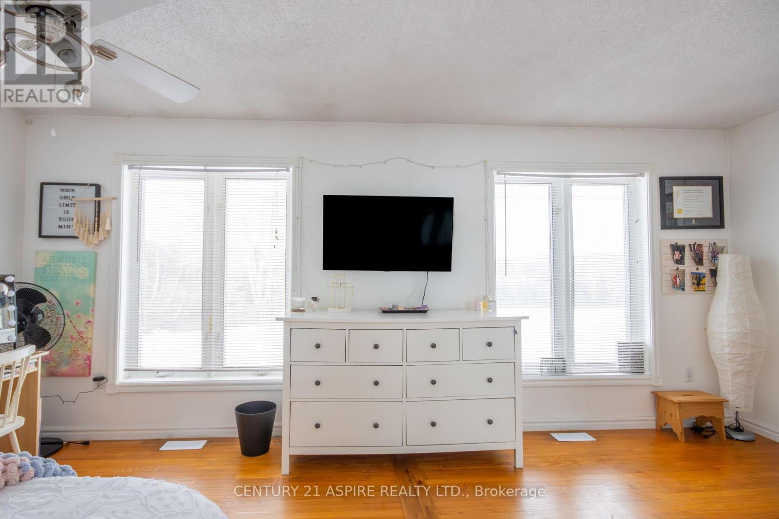 2112 Schutt Road, Brudenell, Lyndoch And Raglan, ON - Indoor Photo Showing Bedroom