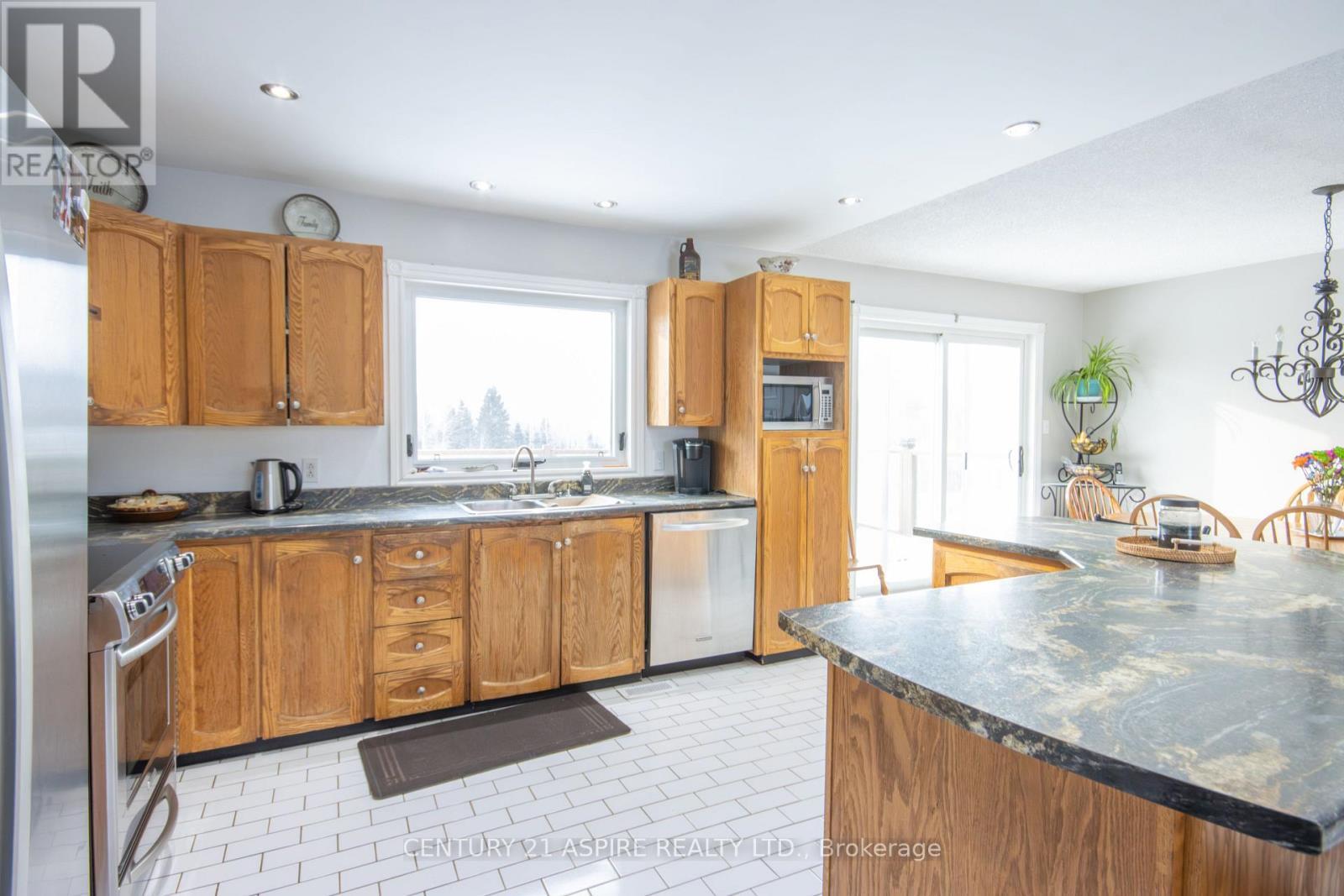 2112 Schutt Road, Brudenell, Lyndoch And Raglan, ON - Indoor Photo Showing Kitchen With Double Sink