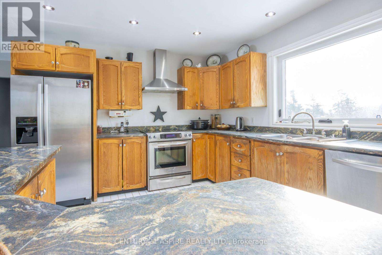 2112 Schutt Road, Brudenell, Lyndoch And Raglan, ON - Indoor Photo Showing Kitchen With Double Sink