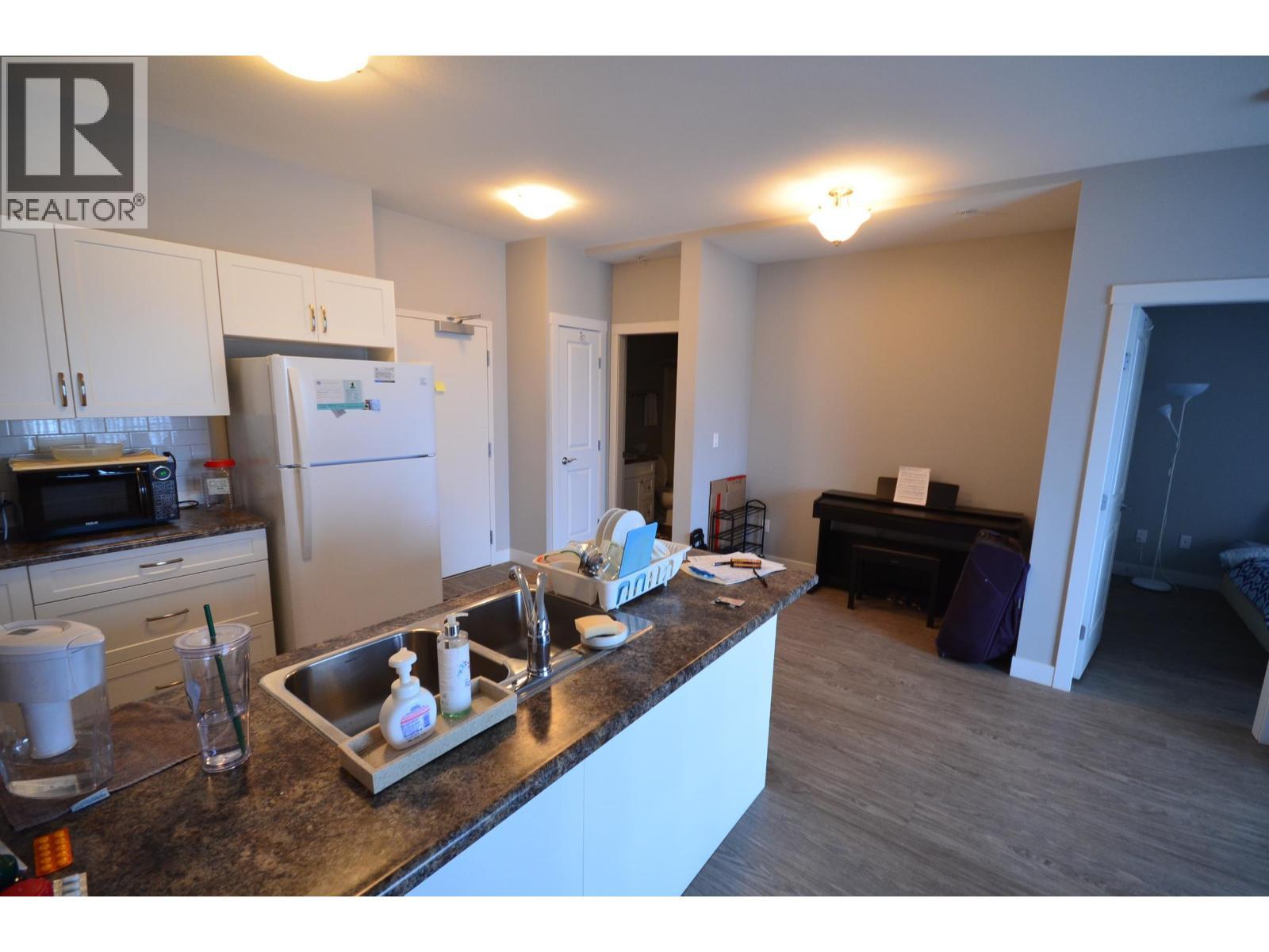 406 10307 112 Street, Fort St. John, BC - Indoor Photo Showing Kitchen With Double Sink