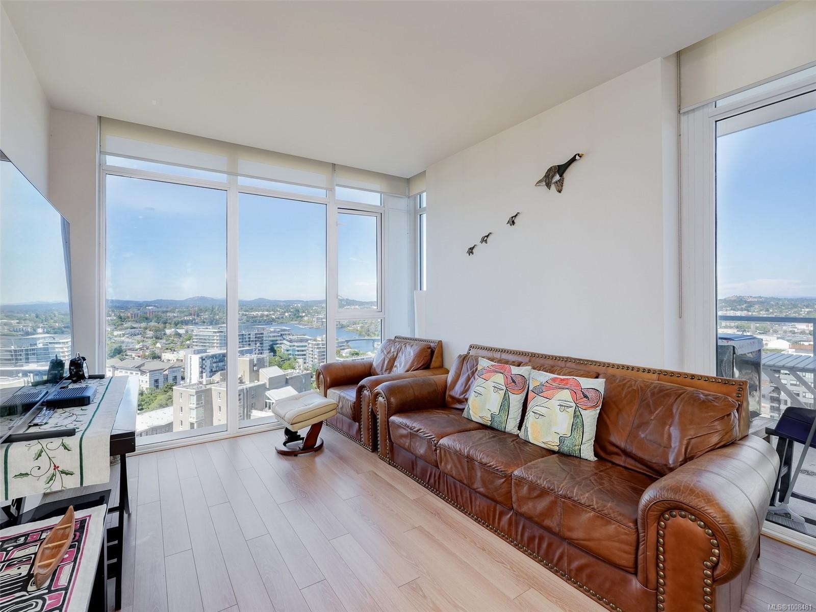 1705-83 Saghalie Rd, Victoria, BC - Indoor Photo Showing Living Room
