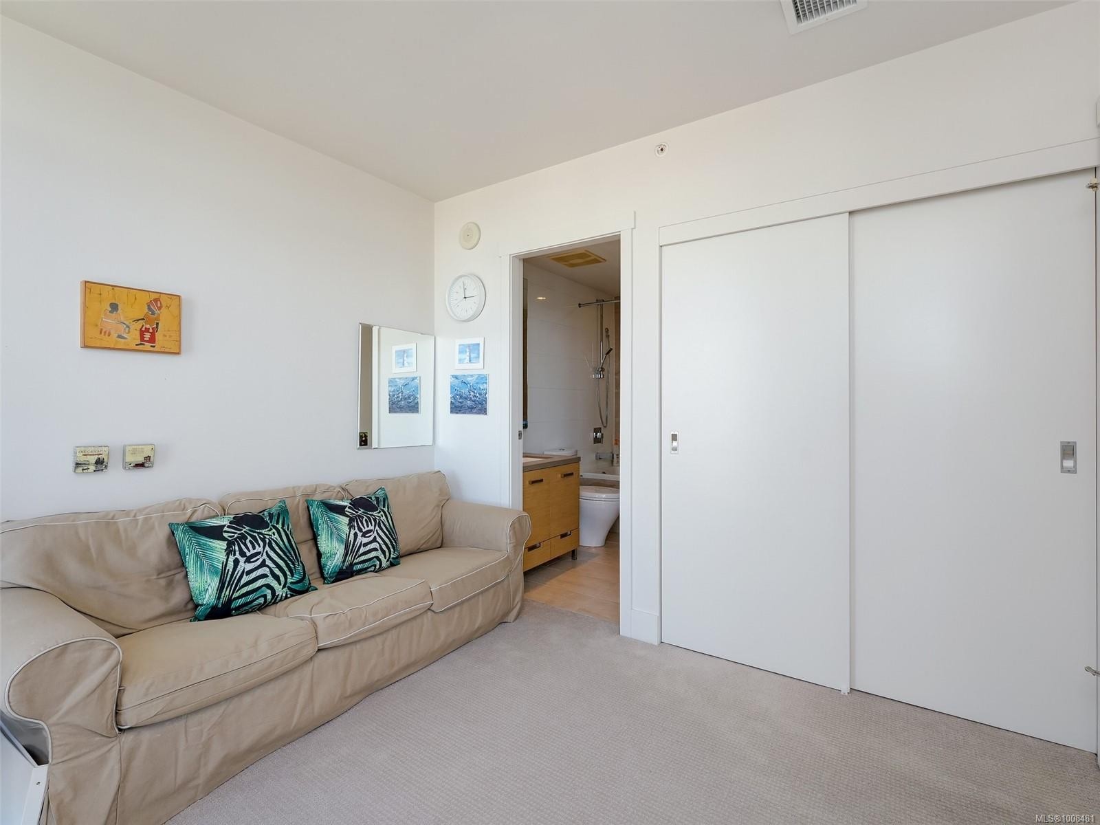 1705-83 Saghalie Rd, Victoria, BC - Indoor Photo Showing Living Room