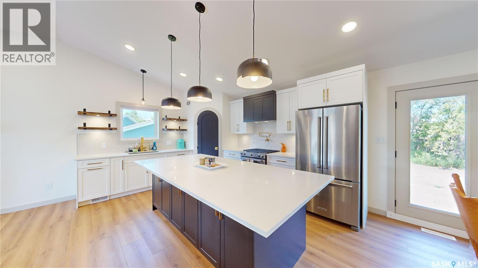 209 Willow Crescent, Waldheim, SK - Indoor Photo Showing Kitchen With Upgraded Kitchen