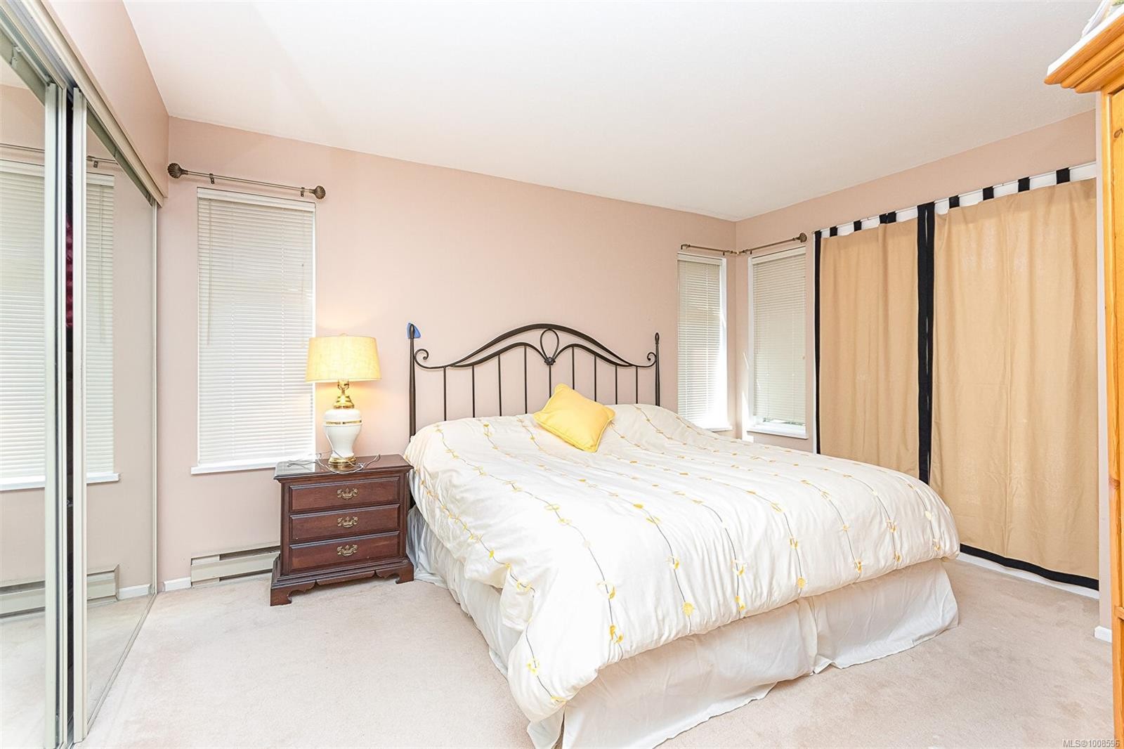 303C-4678 Elk Lake Dr, Saanich, BC - Indoor Photo Showing Bedroom