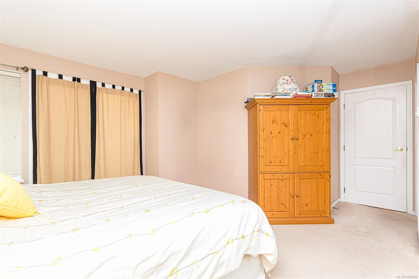 303C-4678 Elk Lake Dr, Saanich, BC - Indoor Photo Showing Bedroom