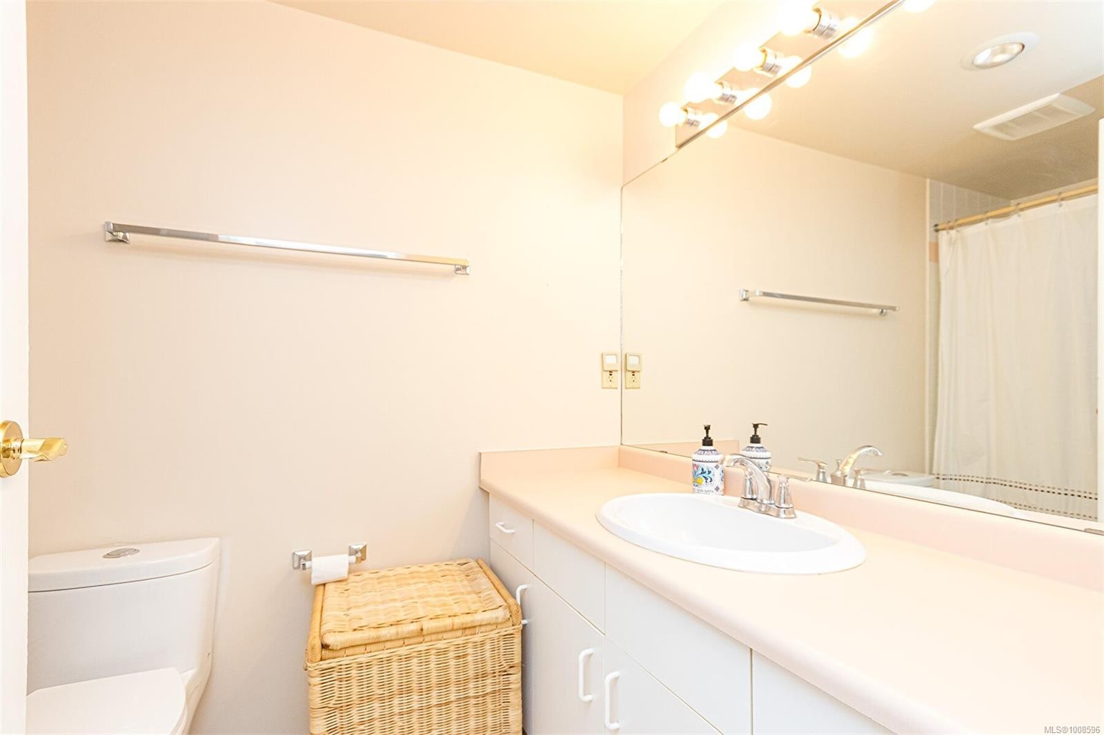 303C-4678 Elk Lake Dr, Saanich, BC - Indoor Photo Showing Bathroom