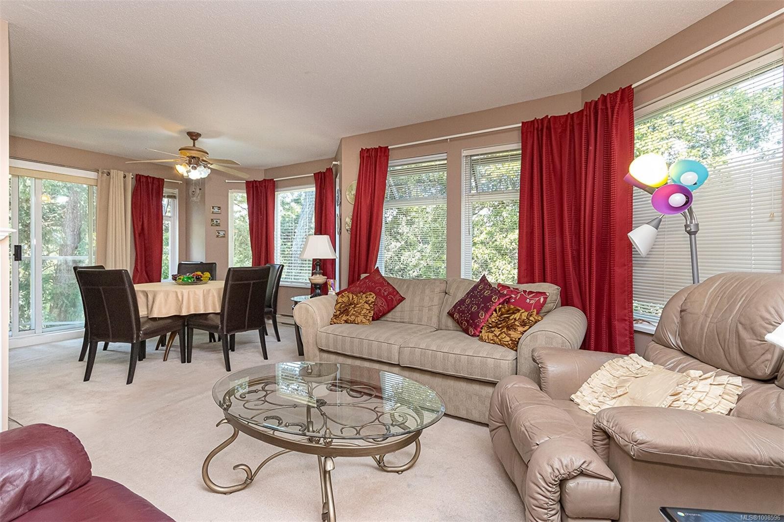 303C-4678 Elk Lake Dr, Saanich, BC - Indoor Photo Showing Living Room