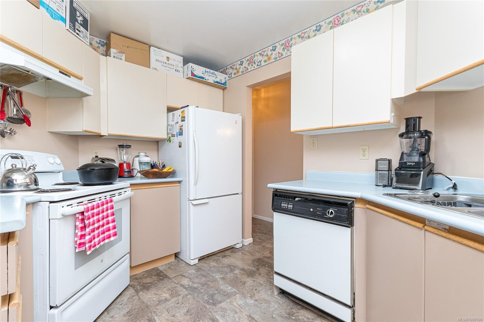 303C-4678 Elk Lake Dr, Saanich, BC - Indoor Photo Showing Kitchen
