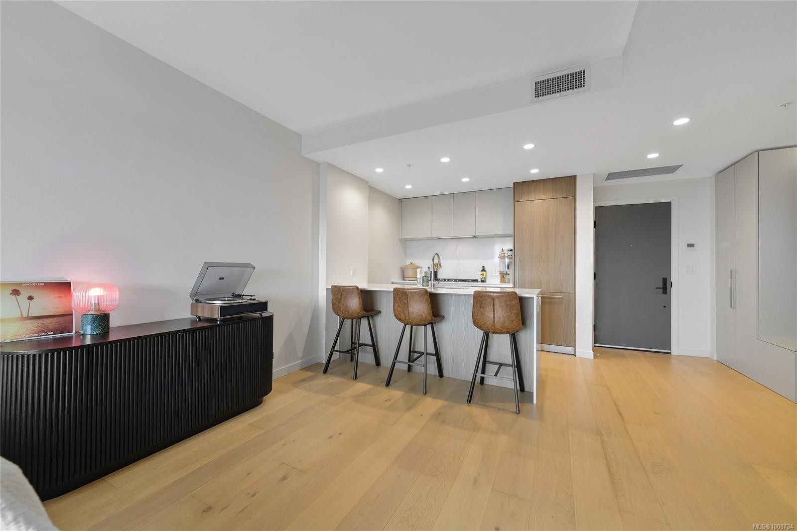 808-2000 Hannington Rd, Langford, BC - Indoor