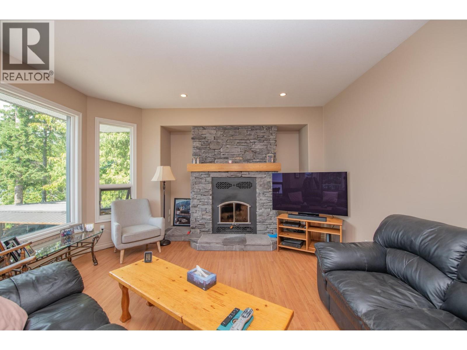 1710 6 Highway, Nakusp, BC - Indoor Photo Showing Living Room With Fireplace