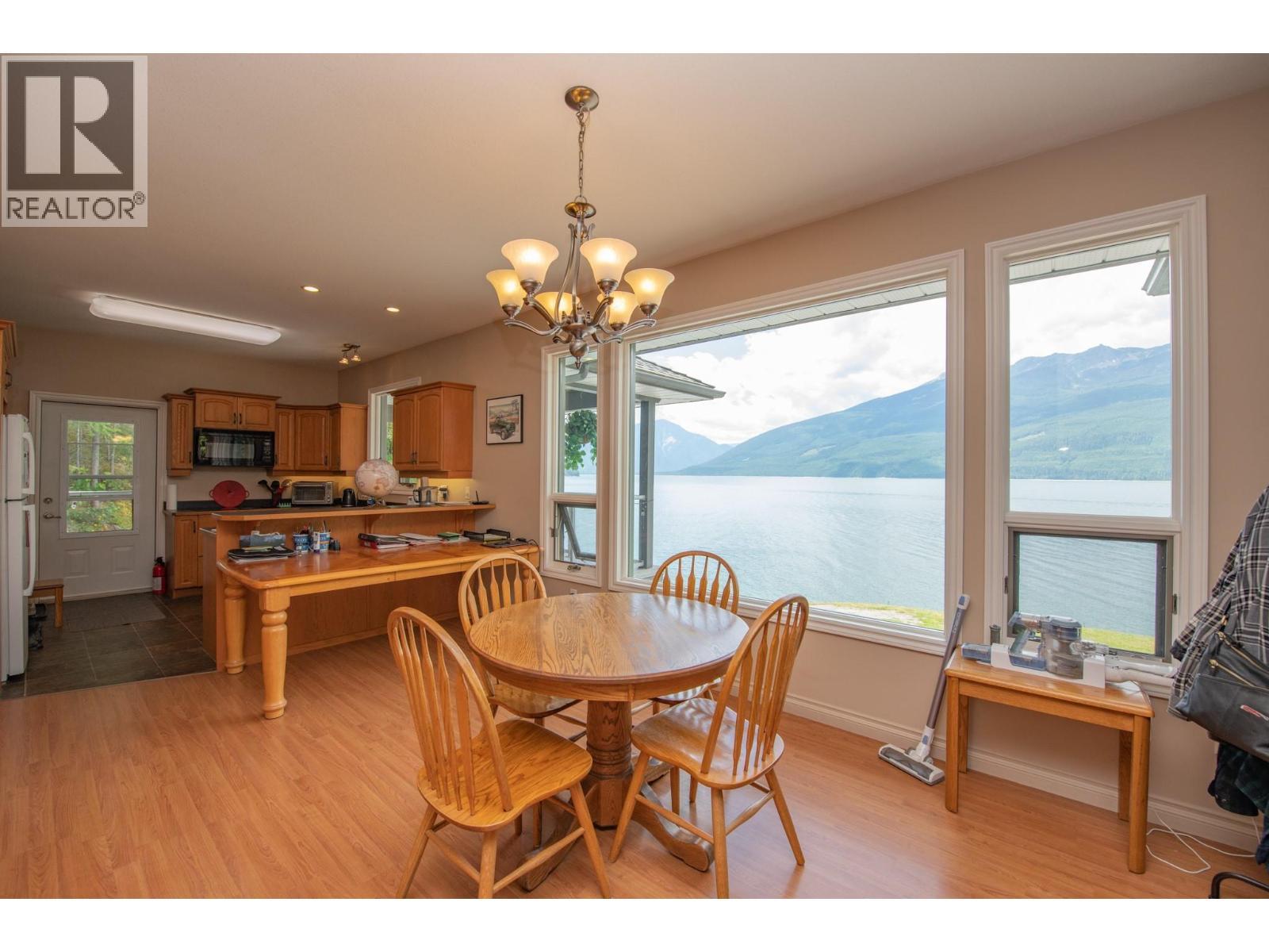 1710 6 Highway, Nakusp, BC - Indoor Photo Showing Dining Room