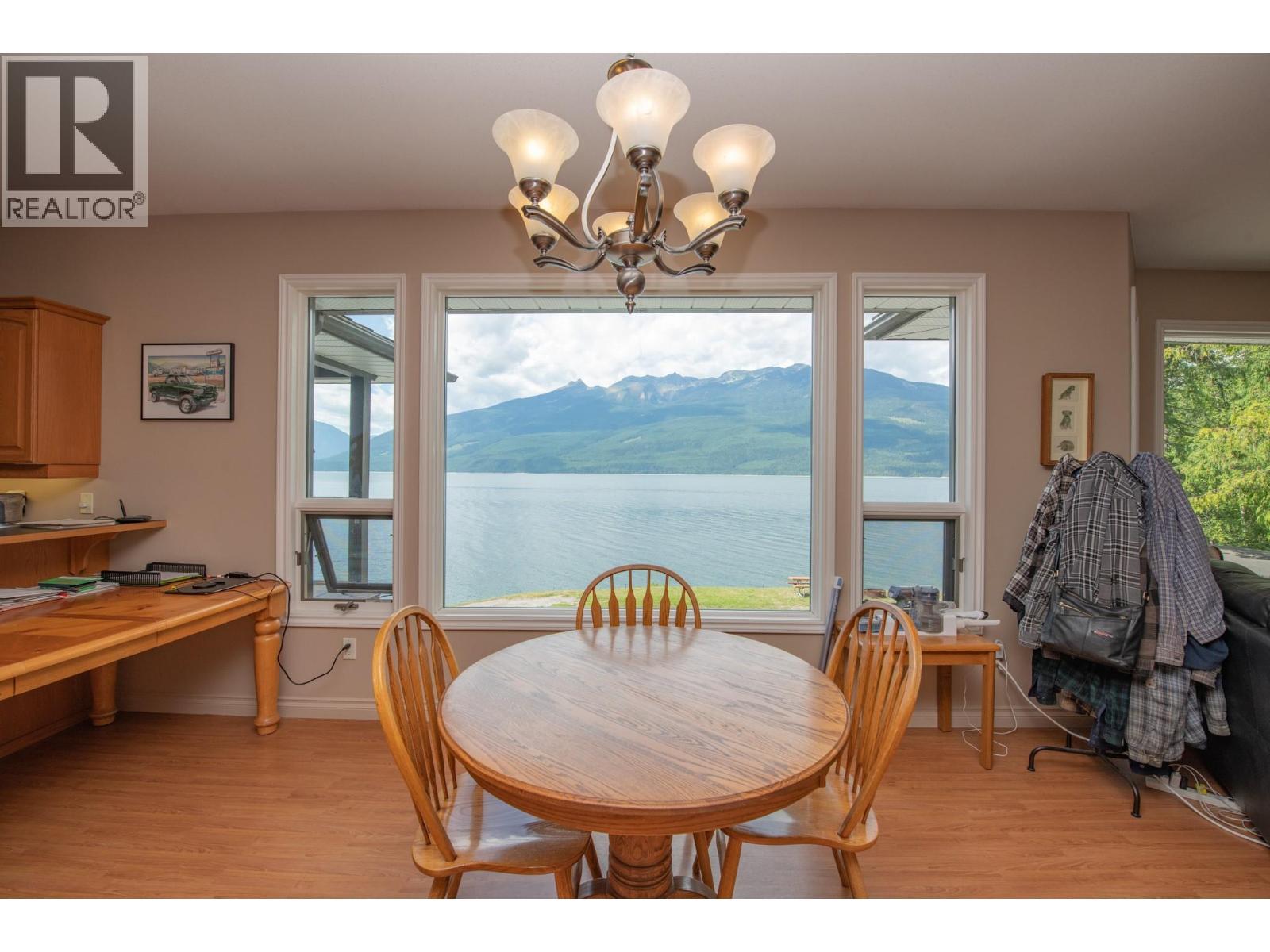 1710 6 Highway, Nakusp, BC - Indoor Photo Showing Dining Room