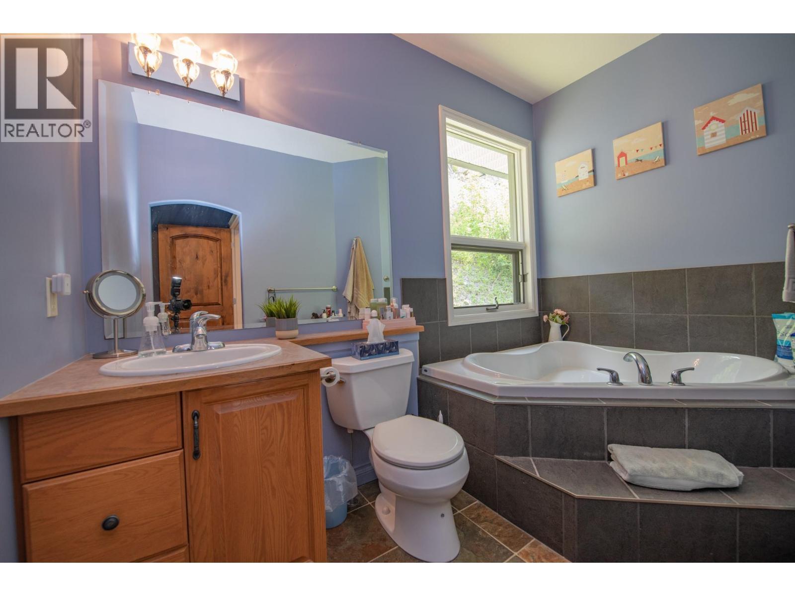 1710 6 Highway, Nakusp, BC - Indoor Photo Showing Bathroom