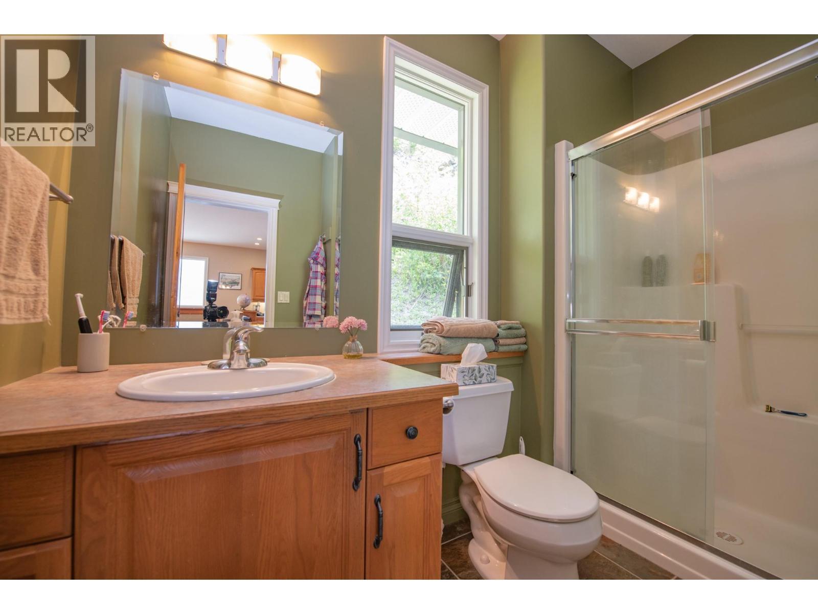 1710 6 Highway, Nakusp, BC - Indoor Photo Showing Bathroom