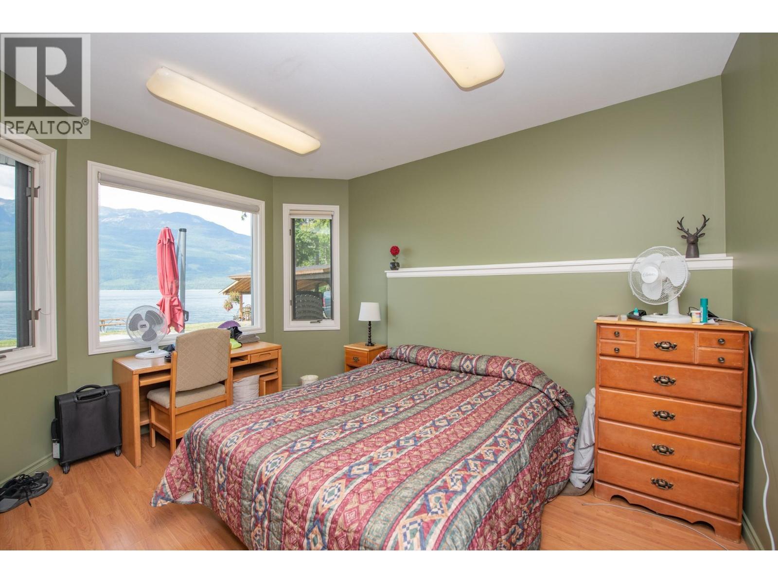 1710 6 Highway, Nakusp, BC - Indoor Photo Showing Bedroom