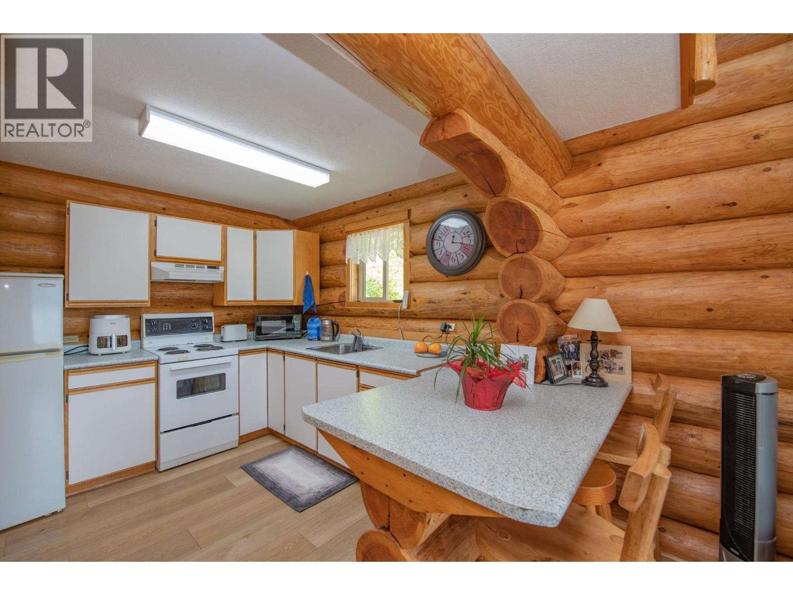 1710 6 Highway, Nakusp, BC - Indoor Photo Showing Kitchen