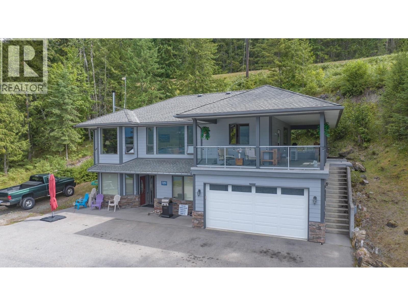 1710 6 Highway, Nakusp, BC - Outdoor