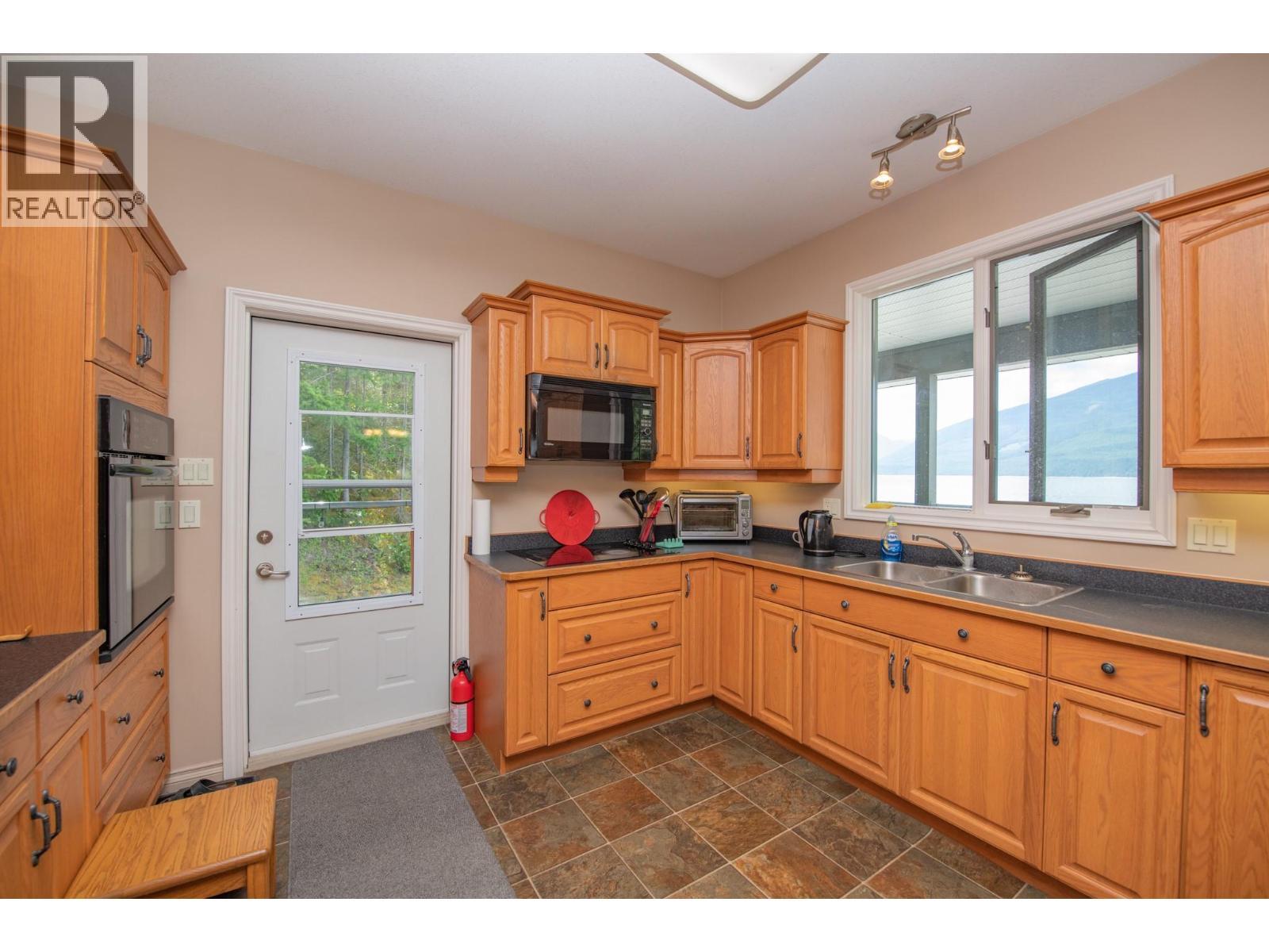 1710 6 Highway, Nakusp, BC - Indoor Photo Showing Kitchen With Double Sink