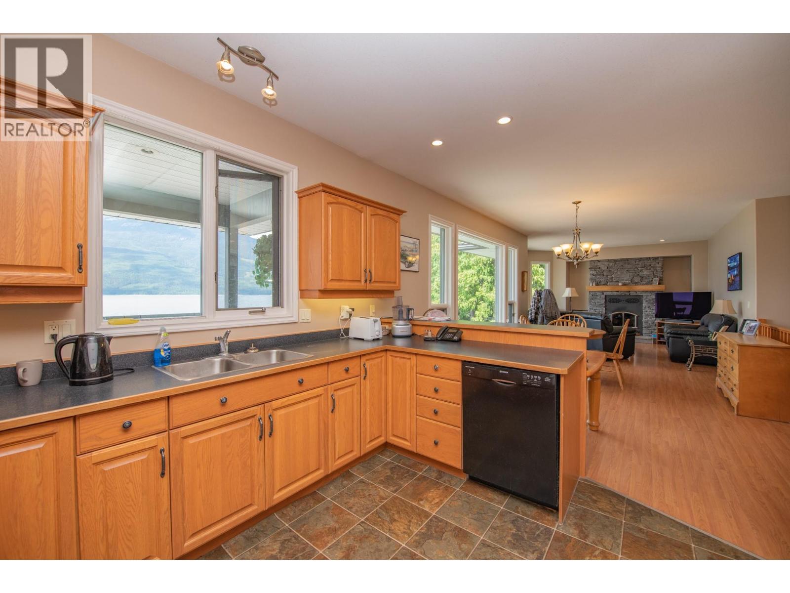 1710 6 Highway, Nakusp, BC - Indoor Photo Showing Kitchen With Double Sink