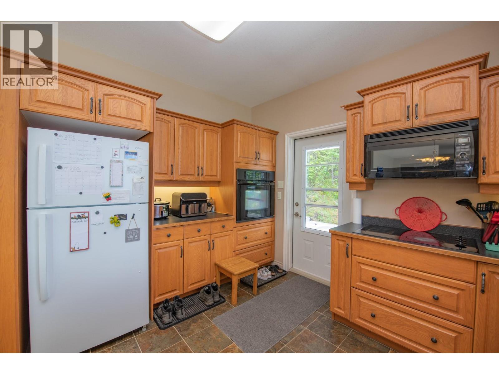 1710 6 Highway, Nakusp, BC - Indoor Photo Showing Kitchen